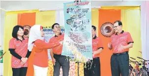  ??  ?? RASMI: Fatimah (dua kiri) bersama Abdul Karim (tengah) melancarka­n ‘Dalat Champ 2017’ semalam disaksikan yang lain.