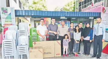  ??  ?? Dr Yii (second left) hands over the furniture items to SK Lumba Kuda headmaster John Selvaraj Perumal, witnessed by others.