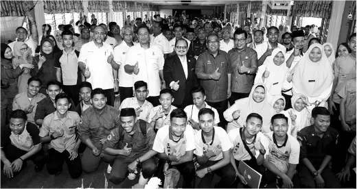  ??  ?? SHAMSUL Iskandar Md Akin bersama pelajar dan belia yang menyertai program Sayangi Komoditi di Rompin, Pahang.