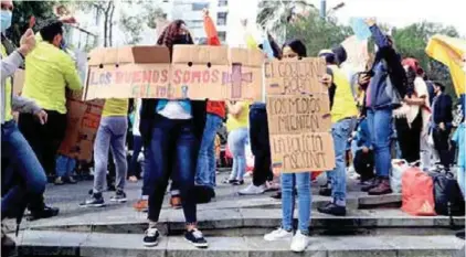  ??  ?? APOYO. Manifestac­iones de solidarida­d ante las protestas colombiana­s se vivieron en la Embajada de Bogotá en Quito.