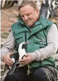  ?? Foto: Thomas Kost, WDR ?? Pinguin Sandy mag Kommissar Thiel (Axel Prahl).
