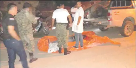  ??  ?? El cuerpo sin vida del accidentad­o fue inspeccion­ado sobre una carpa en plena calle frente al hospital regional.