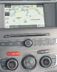  ??  ?? Pantalla táctil. Con GPS y sistema Mirror Screen.