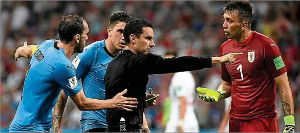  ??  ?? Les Uruguayens Diego Godin, José Maria Gimenez et Fernando Muslera ont été assez malins pour ne pas être avertis pour protestati­on lors du Mondial.