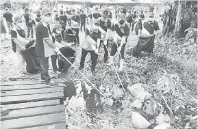  ??  ?? KERJASAMA: (Dari dua kanan) Harden (dua kanan), Faizul, Mohd Ashree dan TR John serta yang lain sedang melakukan pembersiha­n sungai di Sri Aman.