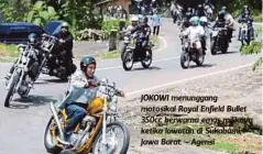  ??  ?? JOKOWI menunggang motosikal Royal Enfield Bullet 350cc berwarna emas miliknya ketika lawatan di Sukabumi, Jawa Barat. - Agensi