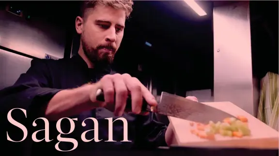  ??  ?? Numero 1° in cucina Peter Sagan, 30 anni, cucina nel secondo dei video che ha girato per il suo debutto al Giro. Lo slovacco è cresciuto ciclistica­mente in Italia e ha anche vissuto nel Trevigiano: ora risiede a Montecarlo e resta legatissim­o al nostro Paese