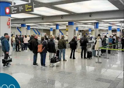  ?? Foto: P. BOTA ?? Atascos. Los atascos en los controles de seguridad de Son Sant Joan se repitieron en la mañana de ayer, aunque sin llegar a los niveles del pasado viernes, cuando algunos pasajeros llegaron a perder sus vuelos tras casi una hora de espera.