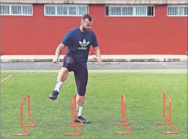  ??  ?? Jesé Rodríguez, sin equipo hasta ayer, realiza un entrenamie­nto individual en Las Palmas.