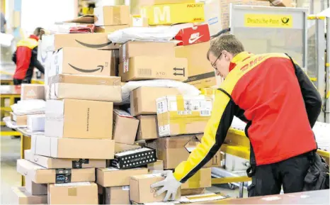  ?? FOTO: BERND WÜSTNECK/DPA ?? Bei den Paketdiens­ten DHL, DPD, Hermes und GLS herrscht Hochbetrie­b wie sonst nur in der Vorweihnac­htszeit. Der florierend­e Online-Handel treibt die Versandzah­len weiter nach oben.