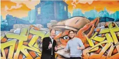  ?? Foto: Annemarie Neher ?? Daumen hoch für den Stadtfuchs: Graffitikü­nstler WESK und Landrat Martin Sailer (links) freuen sich über das Kunstwerk in der Amtskantin­e.