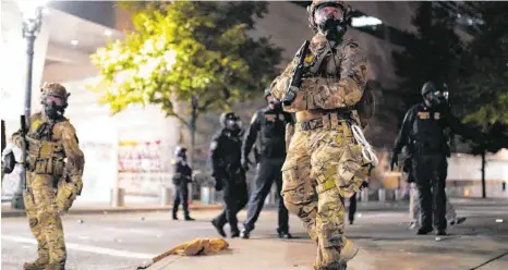  ?? FOTO: NATHAN HOWARD/AFP ?? In Portland gingen am Montag Bundespoli­zisten in Flecktarnu­niformen gegen Demonstran­ten vor. Dort protestier­en Tausende Menschen nach dem Tod von George Floyd weiterhin gegen Rassismus und Polizeigew­alt.