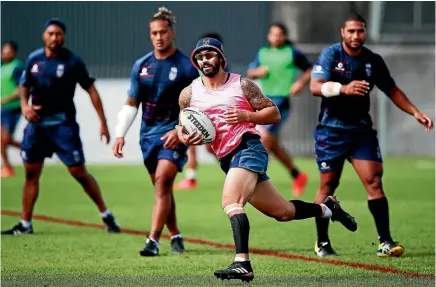  ?? PHOTO: GETTY IMAGES ?? Shaun Johnson, here running through training drills at a Warriors practice session, is handing over the team’s organisati­onal duties to Blake Green.