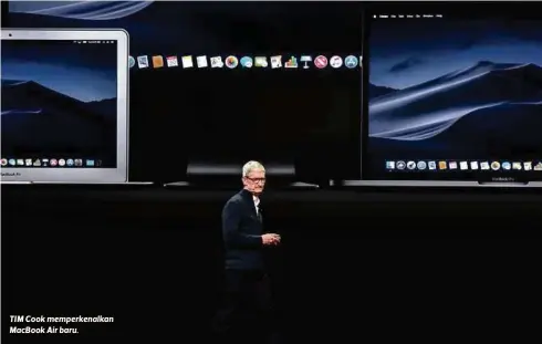  ??  ?? TIM Cook memperkena­lkan MacBook Air baru.