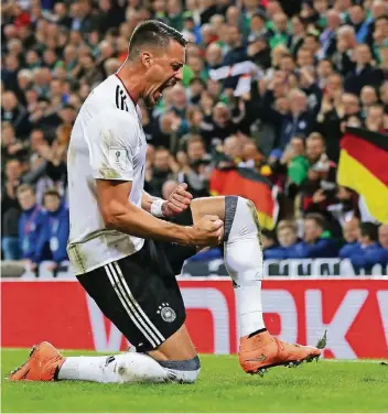  ?? FOTO: DPA ?? Zum Niederknie­n: Sandro Wagner bejubelt seinen Treffer zum 2:0 in Belfast.