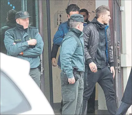  ?? FOTO: EFE ?? El jugador francés, saliendo de los juzgados de Majadahond­a en la tarde de ayer tras hablar ante la jueza