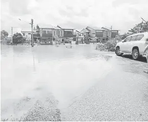  ??  ?? MULAI SURUT: Keadaan banjir di kawasan perumahan Gem Park yang mulai surut semalam dan tidak memerlukan pemindahan.