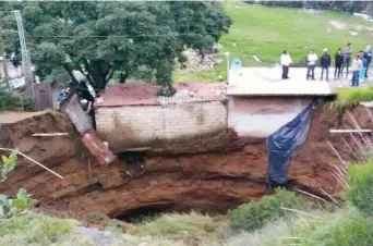  ??  ?? Pobladores de la colonia San Juan Tlihuaca, temen que se registren más derrumbes en la zona, esperan que expertos en geología realicen una la evaluación de los daños.