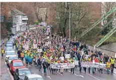  ?? FOTO: DPA ?? Mitarbeite­r des Bayer-Konzerns protestier­en gegen den geplanten Arbeitspla­tzabbau.