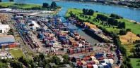  ?? FOTO: DUISPORT/HANS BLOSSEY ?? Der Duisburger Hafen ist der am stärksten wachsende Containerh­afen Deutschlan­ds.