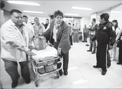  ??  ?? Llegada del hígado al hospital La Raza, del IMSS. Se benefició a un hombre de 52 años de edad, que ha vivido con cirrosis y desde hace un año tiene cáncer ■ Foto Alfredo Domínguez