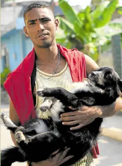  ?? ?? BESTFRIEND­S Gilberto Rodriguez and his dog Negro in Ciudad Tecun Uman in Guatemala on May 17.