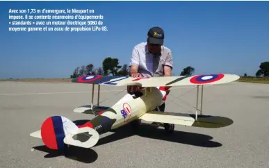  ??  ?? Avec son 1,73 m d’envergure, le Nieuport en impose. Il se contente néanmoins d’équipement­s « standards » avec un moteur électrique 5060 de moyenne gamme et un accu de propulsion LiPo 6S.