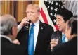  ?? FOTO: DPA ?? US-Präsident Donald Trump beim Staatsbank­ett im Akasaka-Palast in Tokio (Japan) links neben Japans Premier Shinzo Abe.