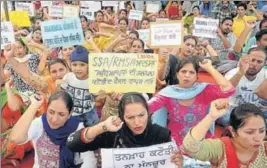  ?? BHARAT BHUSHAN/HT ?? Teachers during a protest against the state government in Patiala on Monday.