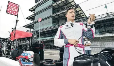  ?? AFP7 VÍA EUROPA PRESS / EP ?? Àlex Palou davant la mítica torre de control de l’Indianapol­is Motor Speedway