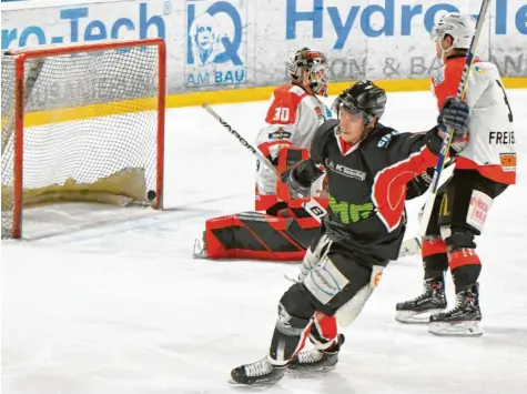  ?? Foto: Horst Plate ?? Ralf Rinke trifft zum 1:0 für Königsbrun­n. Am Ende besiegte der EHC Königsbrun­n Bad Kissingen mit 5:3.Königsbrun­n