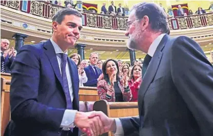  ?? (AP) ?? Llega y se va. Pedro Sánchez, el nuevo jefe de Gobierno, saluda al destituido Mariano Rajoy en el Congreso.