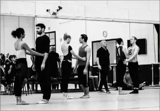  ?? ?? Jean-Christophe Maillot au travail avec ses danseurs.