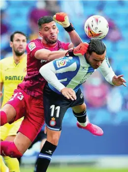  ?? EFE ?? Rulli despeja un balón ante el acoso de Raúl de Tomás