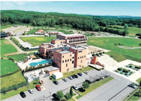  ?? FOTO: LEHMANN ?? In die Saarland Therme in Rilchingen-Hanweiler dürfen künftig meist nur noch erwachsene Gäste. Nur ein Tag in der Woche bleibt für Eltern mit Kindern.