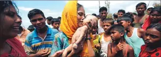  ?? MOHAMMAD PONIR HOSSAIN/REUTERS ?? TRAGEDI KEMANUSIAA­N: Hanida Begum, pengungsi Rohingya, menangisi anaknya yang baru berusia 40 hari, Abdul Masood. Bayi itu tewas setelah perahu mereka terbalik di Pantai Shah Porir Dwip, Teknaf, Bangladesh, kemarin (14/9).