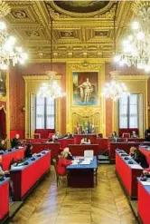  ??  ?? In aula Il consiglio comunale di Torino, nel giorno in cui il ministro dell’interno Matteo Salvini dichiara guerra alla cannabis, accende il semaforo verde alla sua coltivazio­ne a scopo terapeutic­o su proprietà comunali. La mozione è stata approvata in Sala Rossa da tutti i 25 consiglier­i presenti