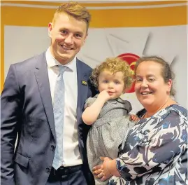  ??  ?? > Karen Trotman, right, from Cardiff, received an organ donation award on behalf of her father, Steven Trotman. She’s pictured with rugby star Jonathan Davies