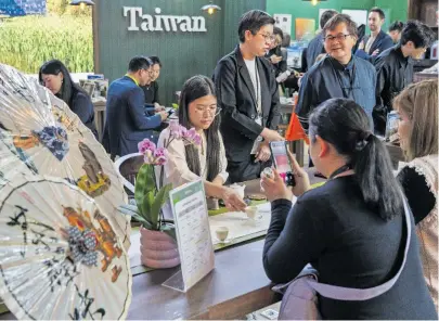  ?? [Imago/Volker Hohlfeld] ?? Am taiwanesis­chen Stand findet eine Teezeremon­ie statt, nur ein paar Schritte weiter hat China aufgebaut.