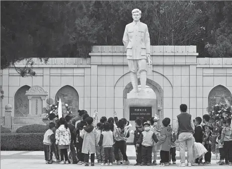  ?? ZHAI YUJIA / CHINA NEWS SERVICE ?? Visitors pay tribute to Dwarkanath Kotnis at a martyrs’ cemetery in Shijiazhua­ng, capital of Hebei province.