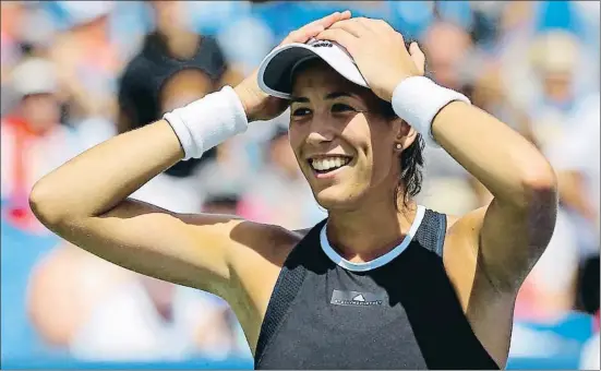  ?? AARON DOSTER / REUTERS ?? Garbiñe Muguruza reaccionan­t amb incredulit­at després de derrotar Simona Halep a la final del torneig de Cincinnati d’aquest any