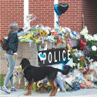  ?? - Archives ?? Les bouquets et les lettres avaient commencé à s’accumuler devant l’édifice du Service de police de la ville de Fredericto­n.