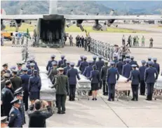  ??  ?? Los féretros de las víctimas reciben honores militares, en la base militar de Ríonegro.
