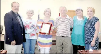  ?? LYNN KUTTER ENTERPRISE-LEADER ?? Sharon and Jim Glover, center, received the 2017 Buddy Lyle Citizenshi­p Award at the June 19 Prairie Grove City Council meeting. Presenting the award are Mayor Sonny Hudson, Pat Lyle, Lesa Lyle Bement and Gina LyleBailey.