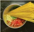  ?? Fotos: Lea Thies ?? One-Pot-Pasta ist ganz einfach zu kochen: Alle Zutaten wie im linken Bild in einen Topf (englisch: one Pot), kochen, rühren, fertig (rechtes Bild).