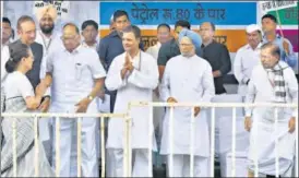  ?? SONU MEHTA/HT PHOTO ?? Leaders of opposition parties at a protest venue in New Delhi on Monday.