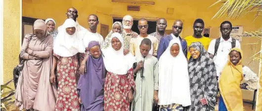  ?? EL PERIÓDICO EL PERIÓDICO ?? El padre Rafael Marco (en el centro) junto a varios de los jóvenes invidentes a los que presta su ayuda en Níger, en África occidental.