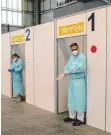  ?? FOTO: STEFAN PUCHNER/DPA ?? Betriebsär­zte beim Maschinenb­auer Liebherr in Biberach warten auf Mitarbeite­r, die sich impfen lassen wollen.