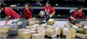  ?? Reuters ?? Chinese workers, dealing with growing parcel deliveries, could use a robotic helping hand. —