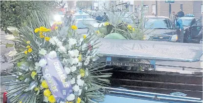  ?? Télam ?? Decenas de taxistas en el cortejo fúnebre de Jorge Alberto Gómez